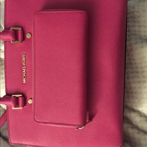 Micheal Kors -Selma Zip Leather -Pink/ Fuschia